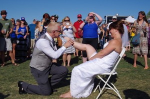 Bend-Brewfest-2015-groom-removes-garter-belt-with-teeth