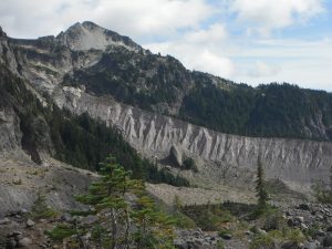 Hiking-Emerald-Ridge-Trail-Mount-Rainier-Pyramid-Peak